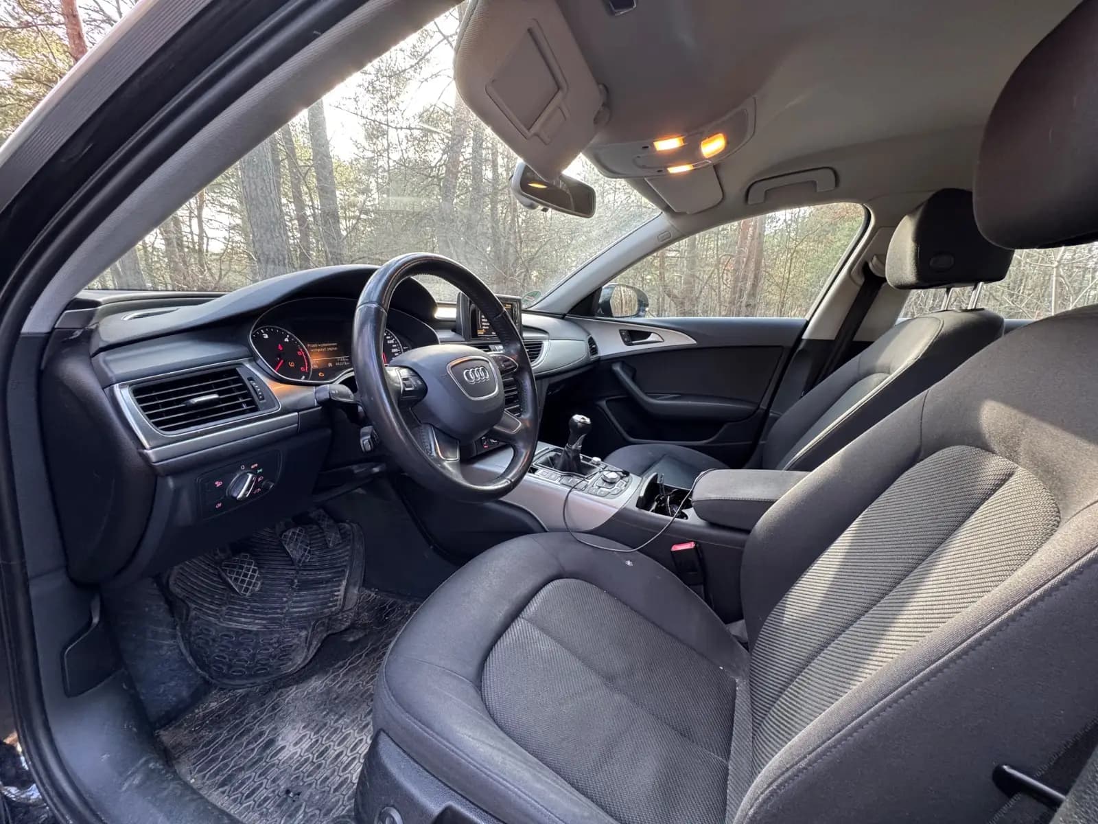 Dobrze zachowane wnętrze z manualną skrzynią biegów.